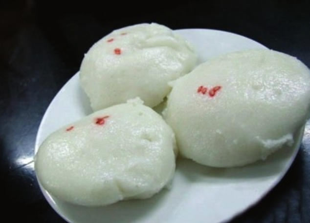 泸州白糕 泸州白糕始产于1920年的"三义园"白糕店.