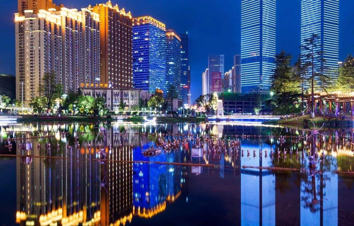 贵阳花果园夜景吸引来网红美女街拍