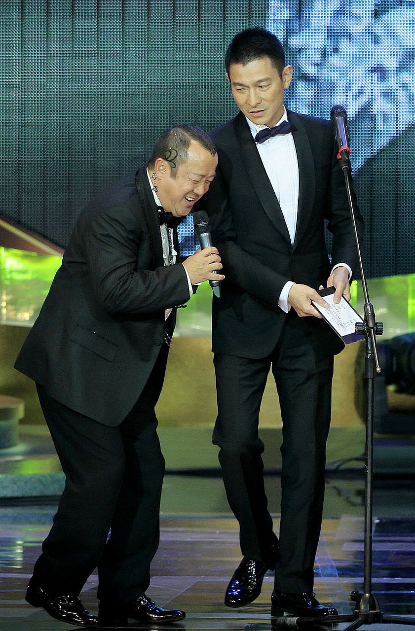 第48届金马奖颁奖典礼上,曾志伟开玩笑地问刘德华:"你到底懂不懂生