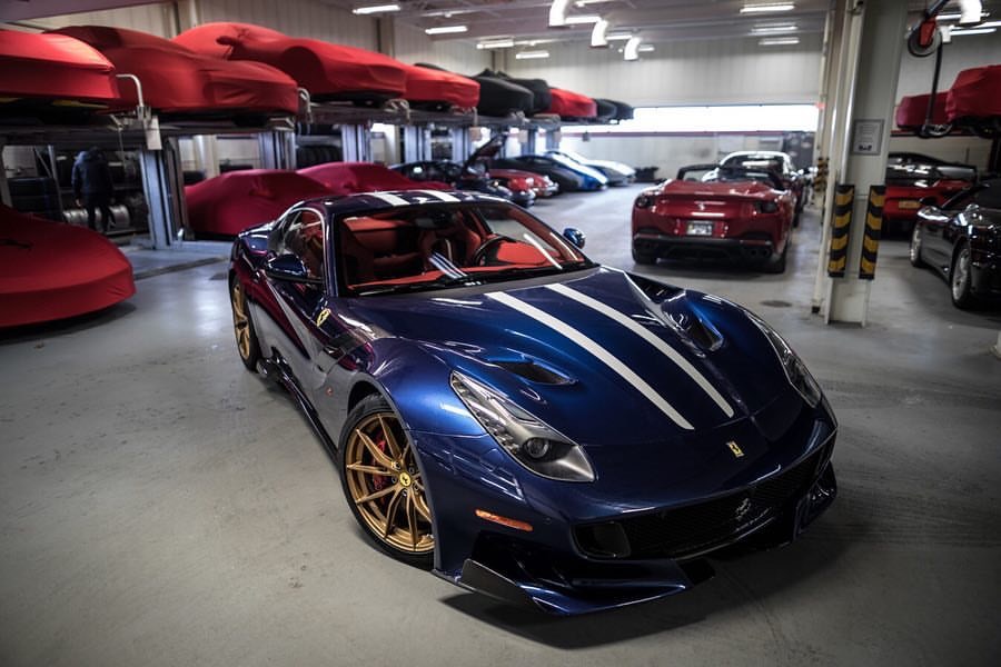 深蓝色的法拉利f12 tdf,外观改装得很漂亮