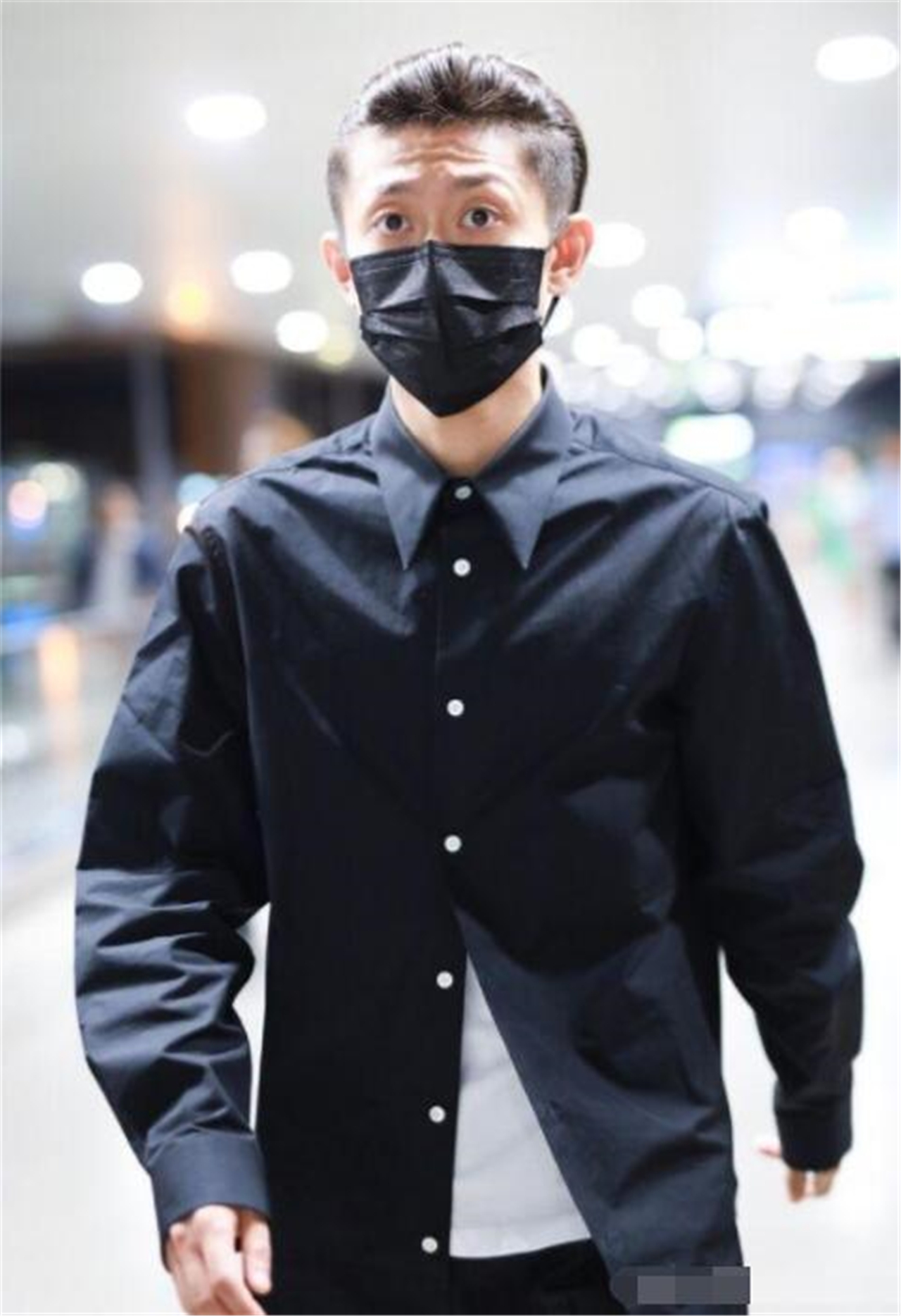 张一山这身造型太给力一袭黑衫秒变古惑仔扎起的小辫很有个性