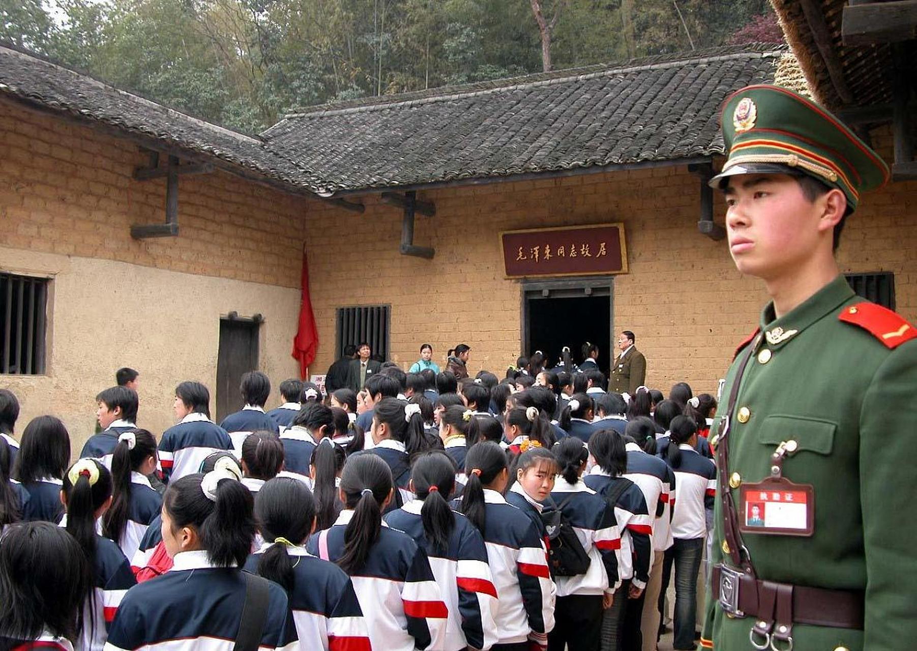 教员从小家境不错,在农村算是小地主,后来外地求学,且学有所成.