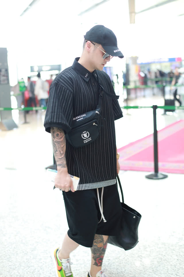 蒋劲夫全黑look打扮低调 压低帽檐提包疾走面带笑容