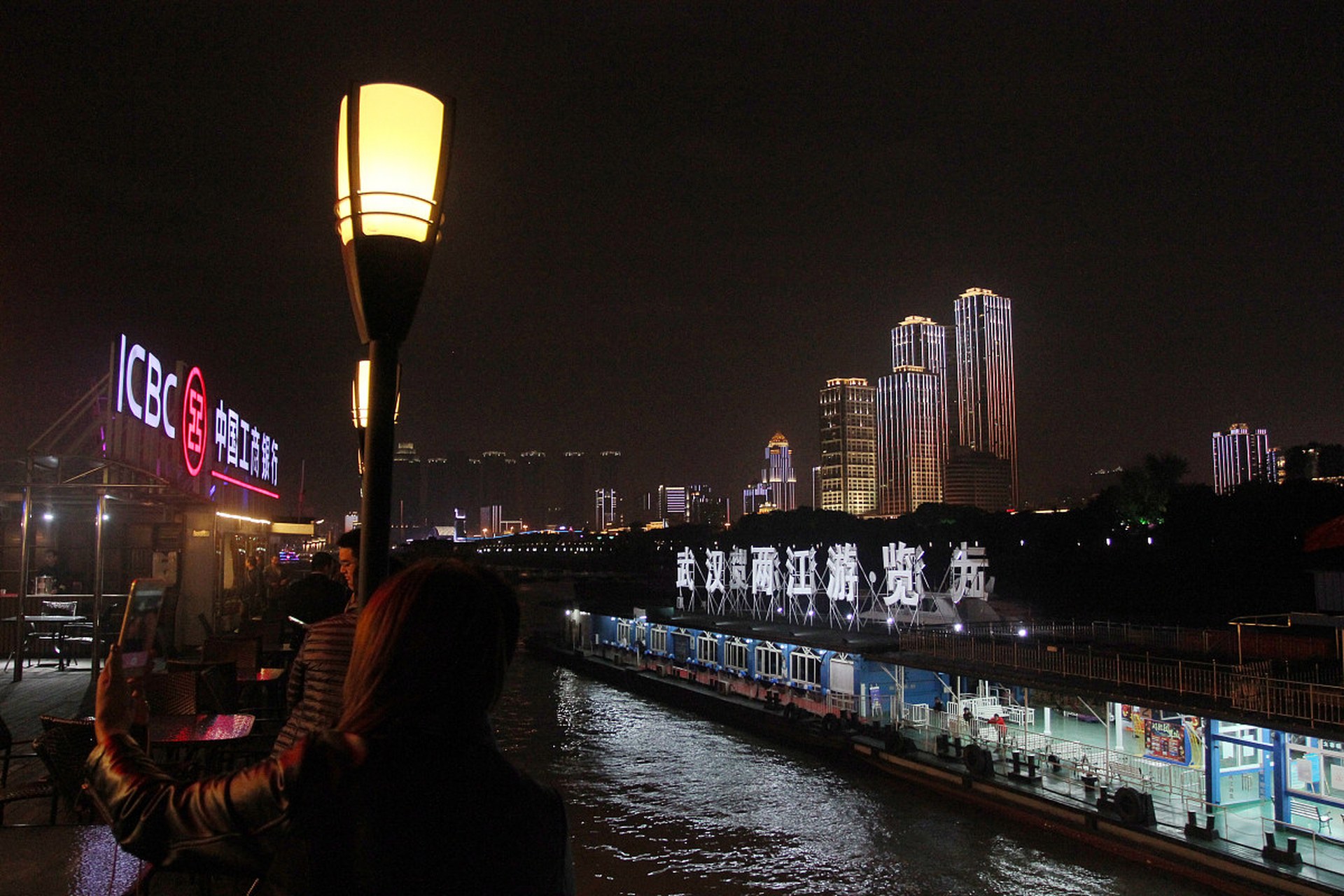汉口江滩是武汉市的标志性景点之一,晚上可以在江边散步,欣赏夜景