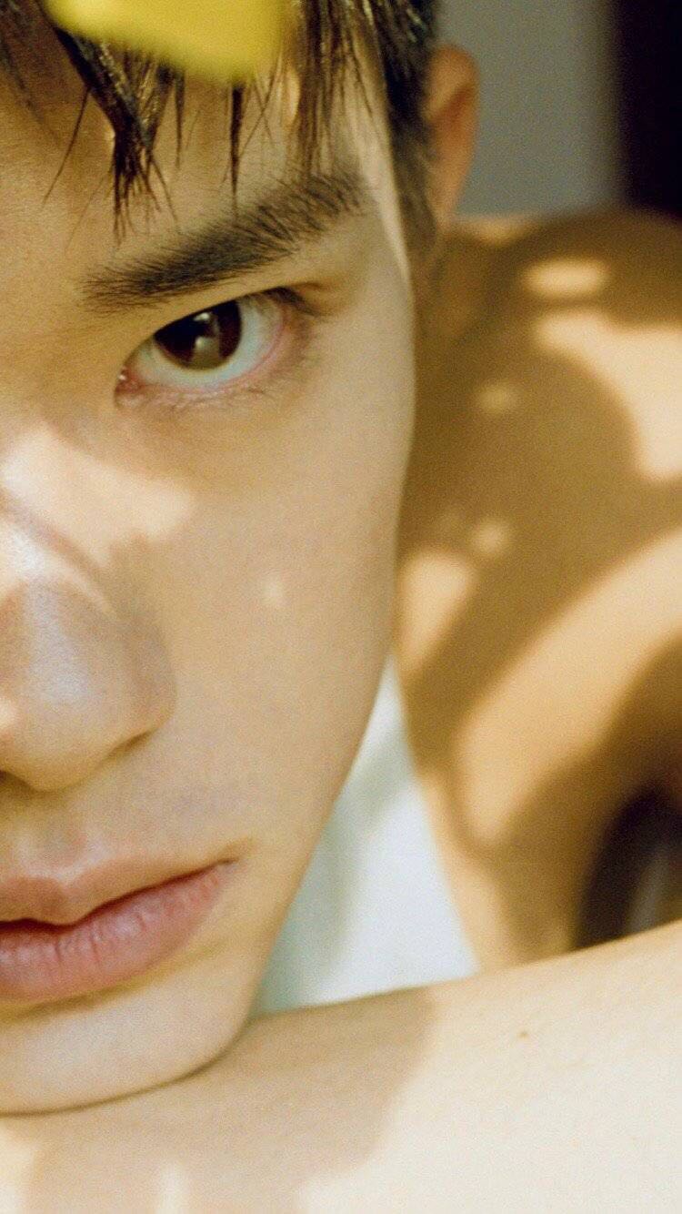 易烊千玺《红秀》杂志最新封面出炉,手臂肌肉线条太迷人,太撩!