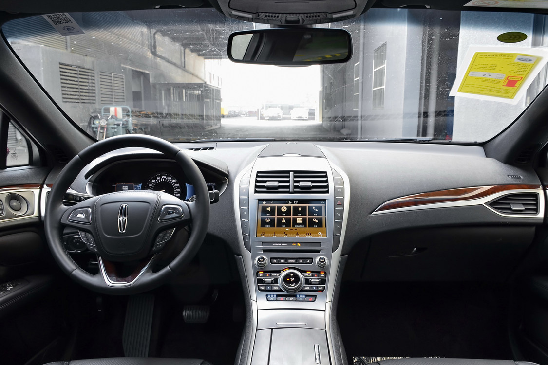 林肯mkz侧面设计饱满,内饰端庄整洁,搭载2.7t双涡轮v6