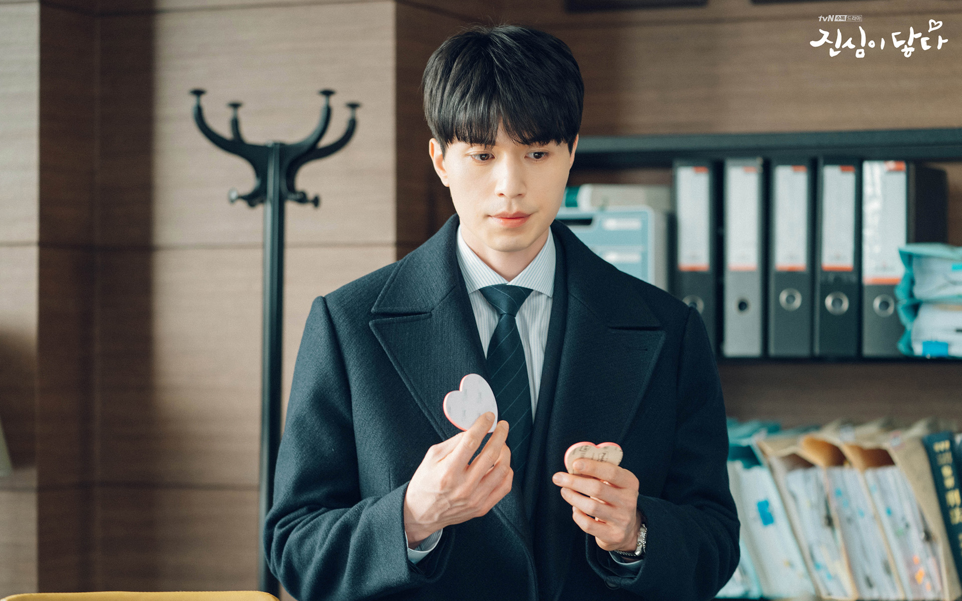 杨旭撑着裙子帮着杨晶晶往头上套,叮嘱道:"等一会儿见了你二爷,记得打