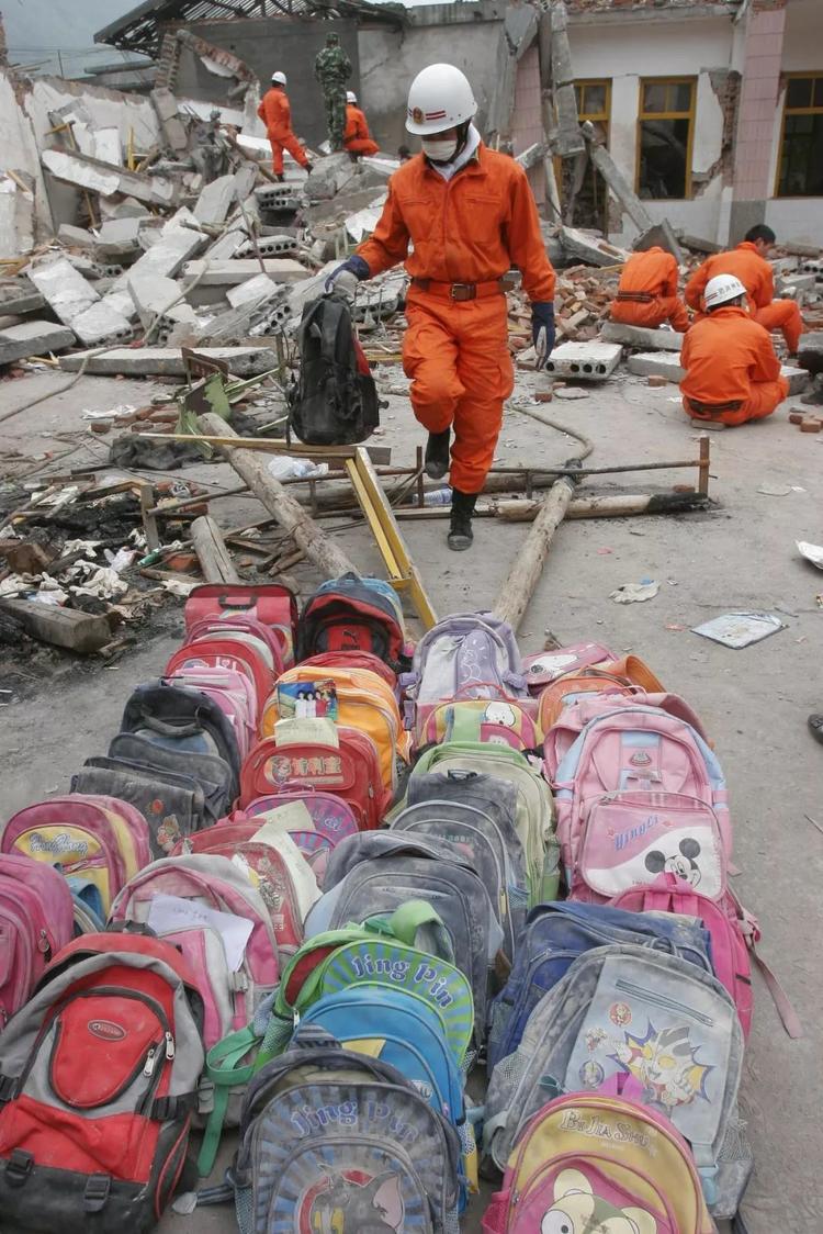 地震来不及穿衣服图片