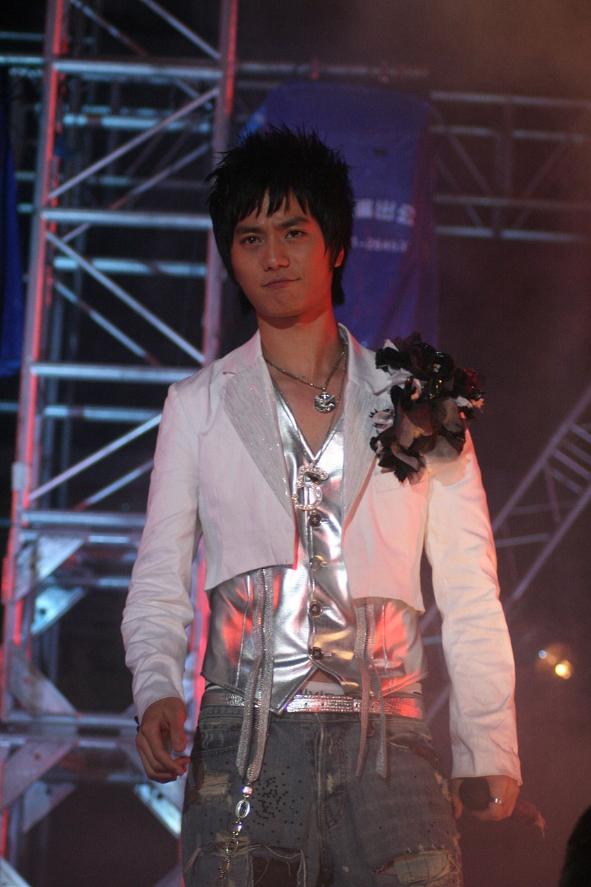 快男比赛时他的人气其实挺旺的,可惜淘汰的早所以被粉丝淡忘了.