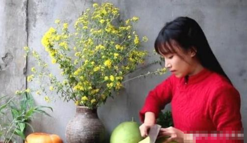 李子柒"光脚"摘柚子,这一细节令粉丝心疼,网友:竟然不矫情!