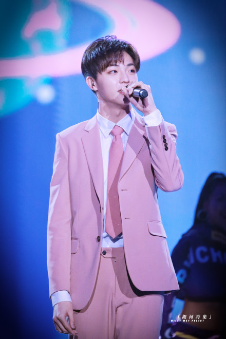 陈立农粉色西装亮相《奔跑吧》嘉年华告白浓糖 甜蜜《陪你飞》带你