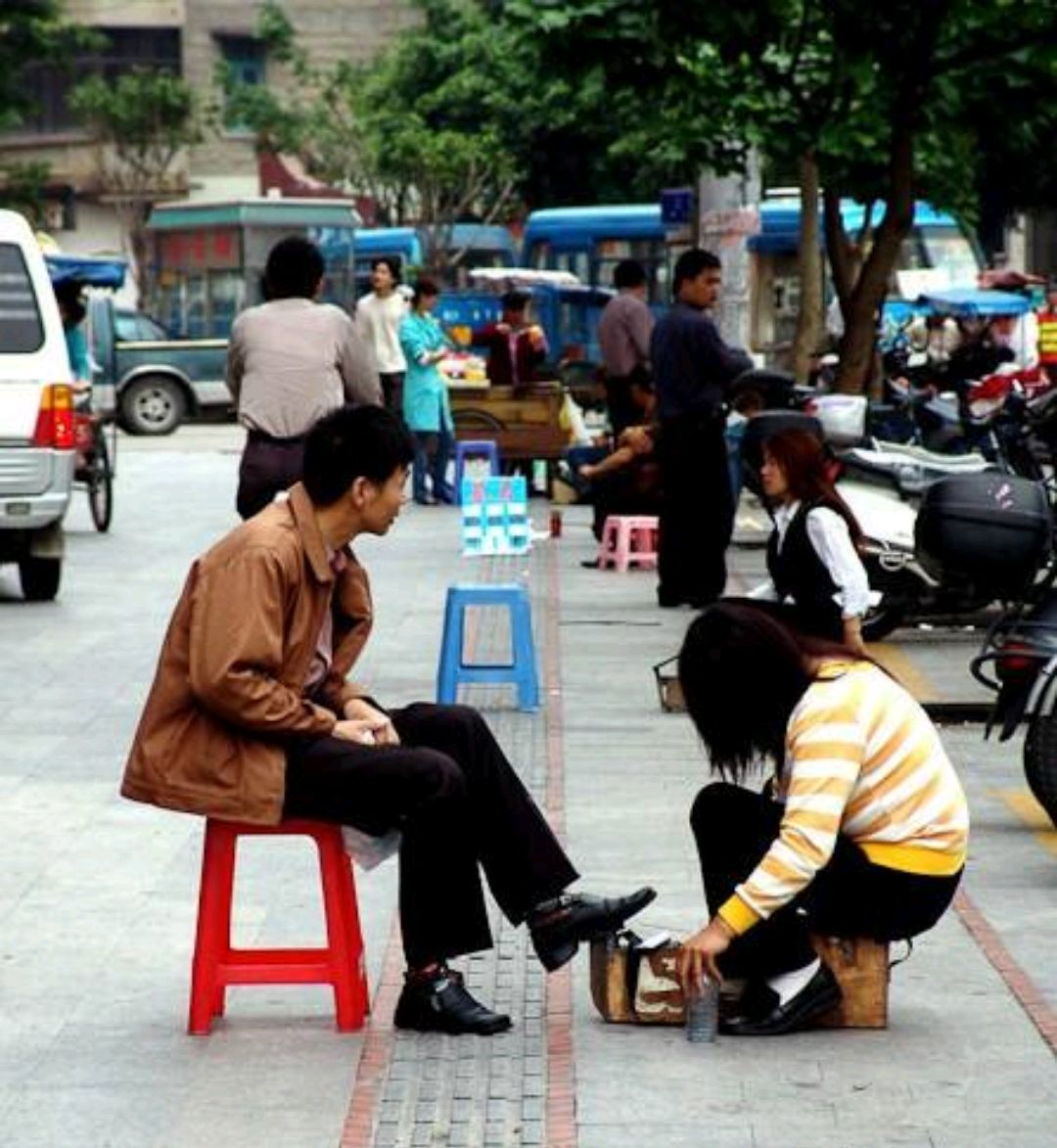 马路边擦鞋照片图片