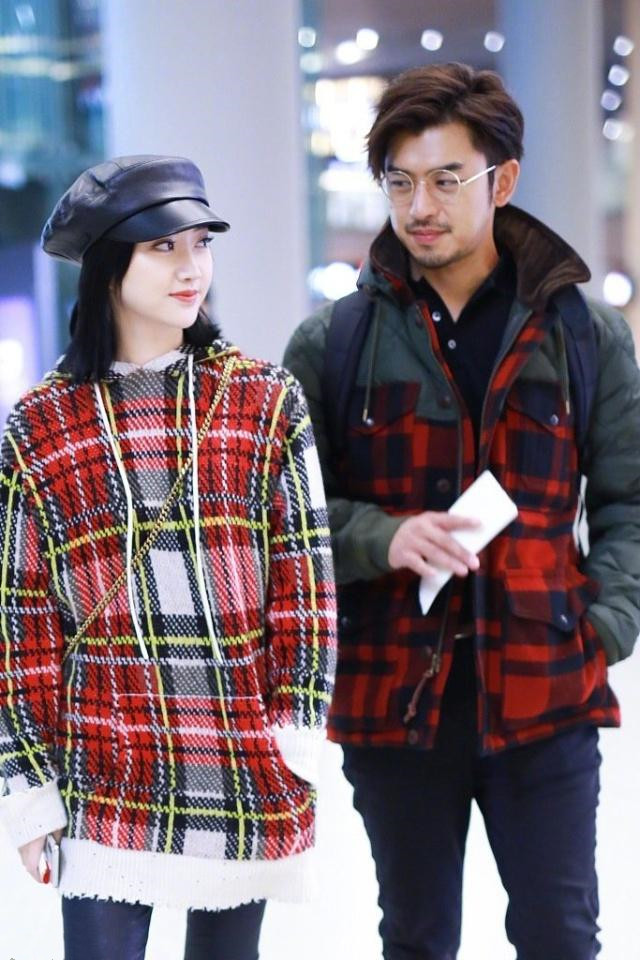 景甜陈柏霖同框 相互甜笑对视似情侣 网友:不怕张继科吃醋?