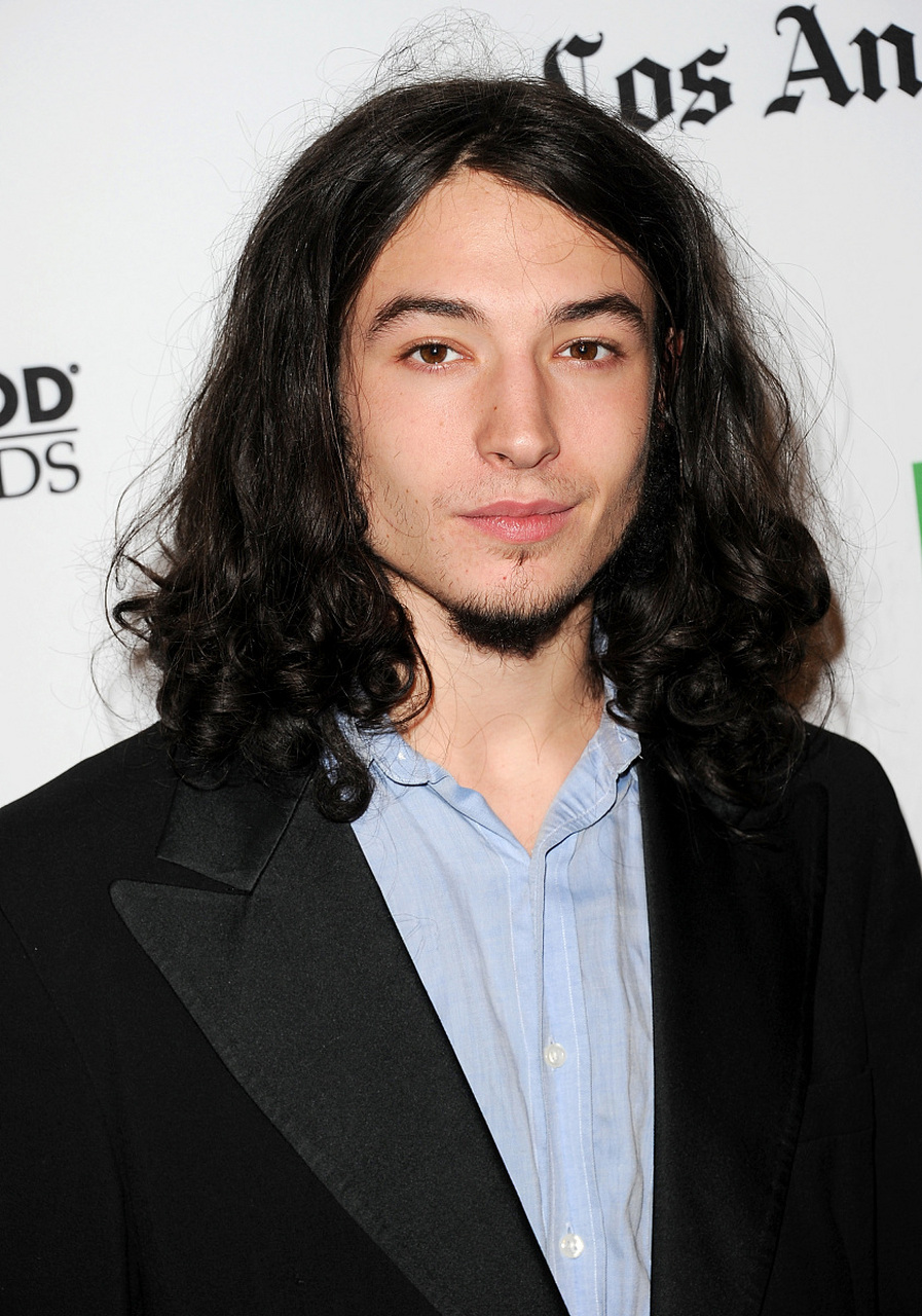 埃兹拉米勒被指曾控制未成年少女