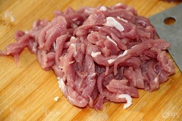 薄薄的小饼卷上些京酱肉丝,吃起来是那么的惬意,老人小孩都爱吃