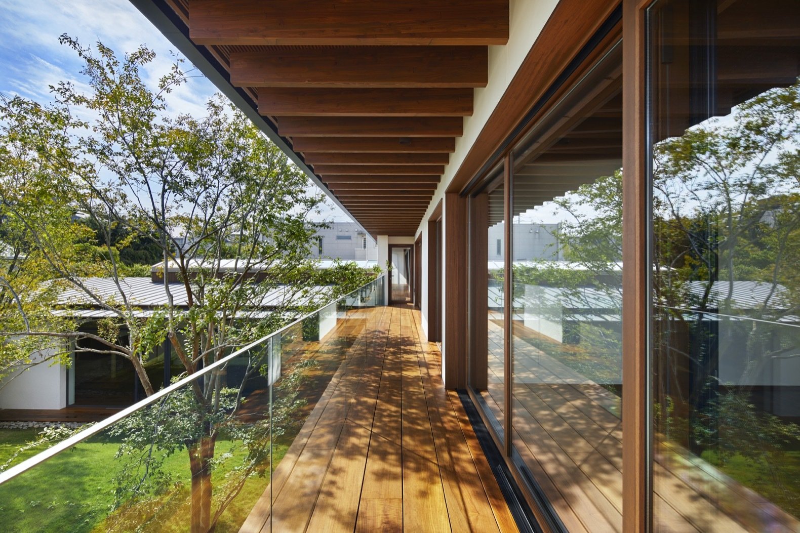 这里可以在顶棚的室外走道连接了楼上的三间卧室,可以俯瞰庭院的景色.