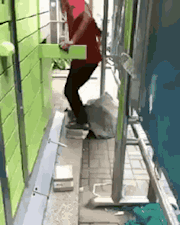 小伙是在工作还是在跳舞?这姿势也挺销魂啊!