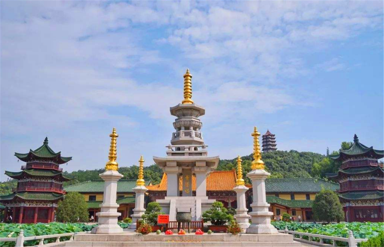 东林寺位于江西九江的庐山,因为位于江西九江西林寺的东边,所以取名
