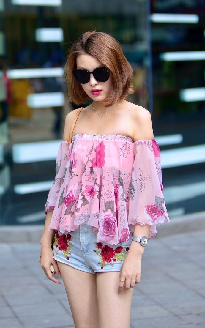 街拍:高挑的身材,瓜子脸蛋,迷人的笑容,满满的知性女人味