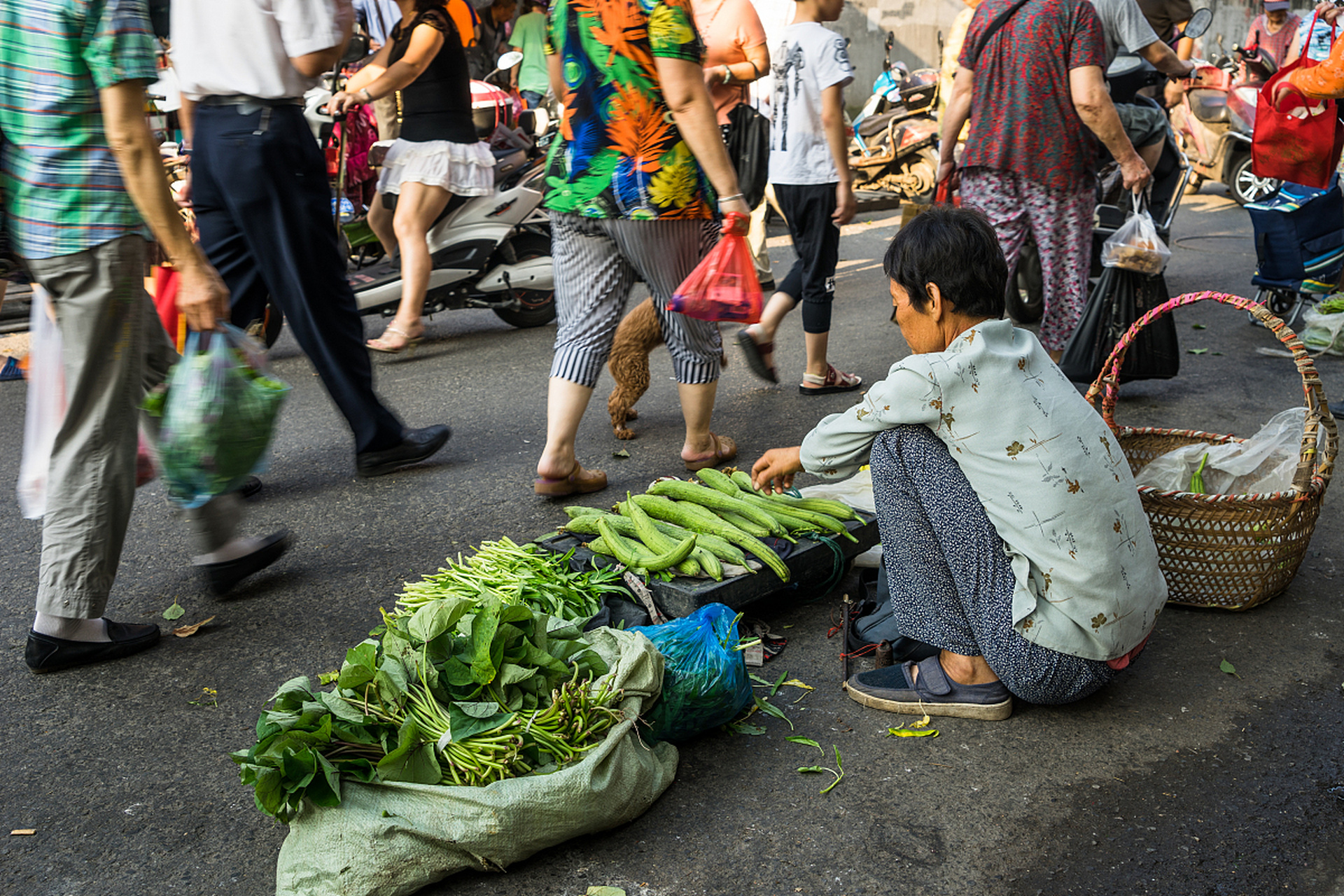 985研究生帮父卖菜遭隔壁掀摊# 两个摊贩为了争夺一个摊位发生争执