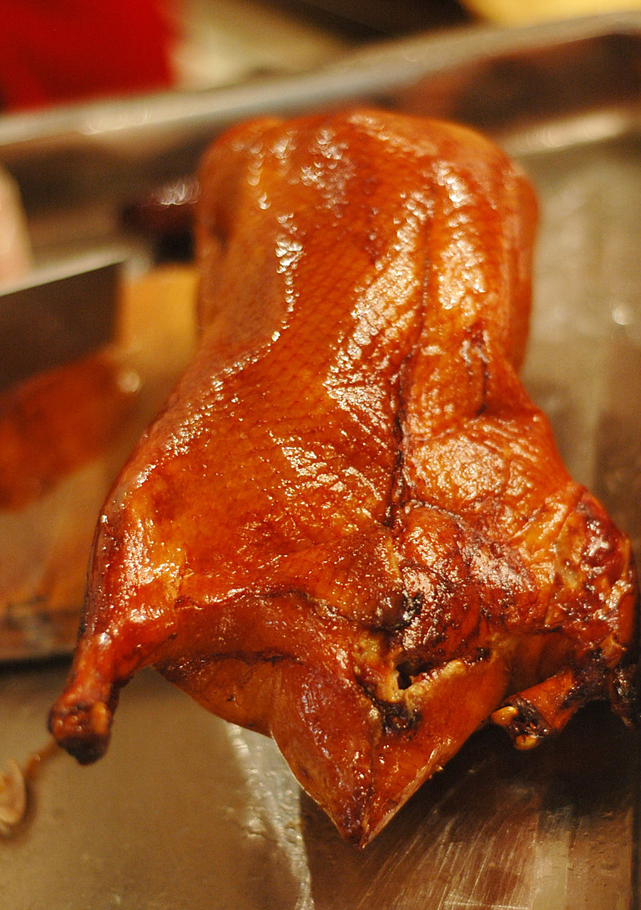 制作成都甜皮鸭的过程非常繁琐,需要经过多道工序.