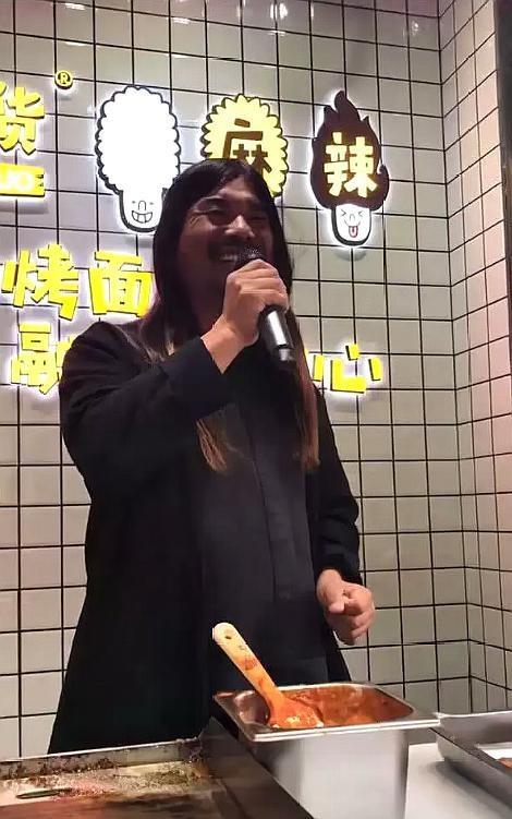 面筋哥走红后开了一家烤面筋店,看到价格后,网友:最良心网红!