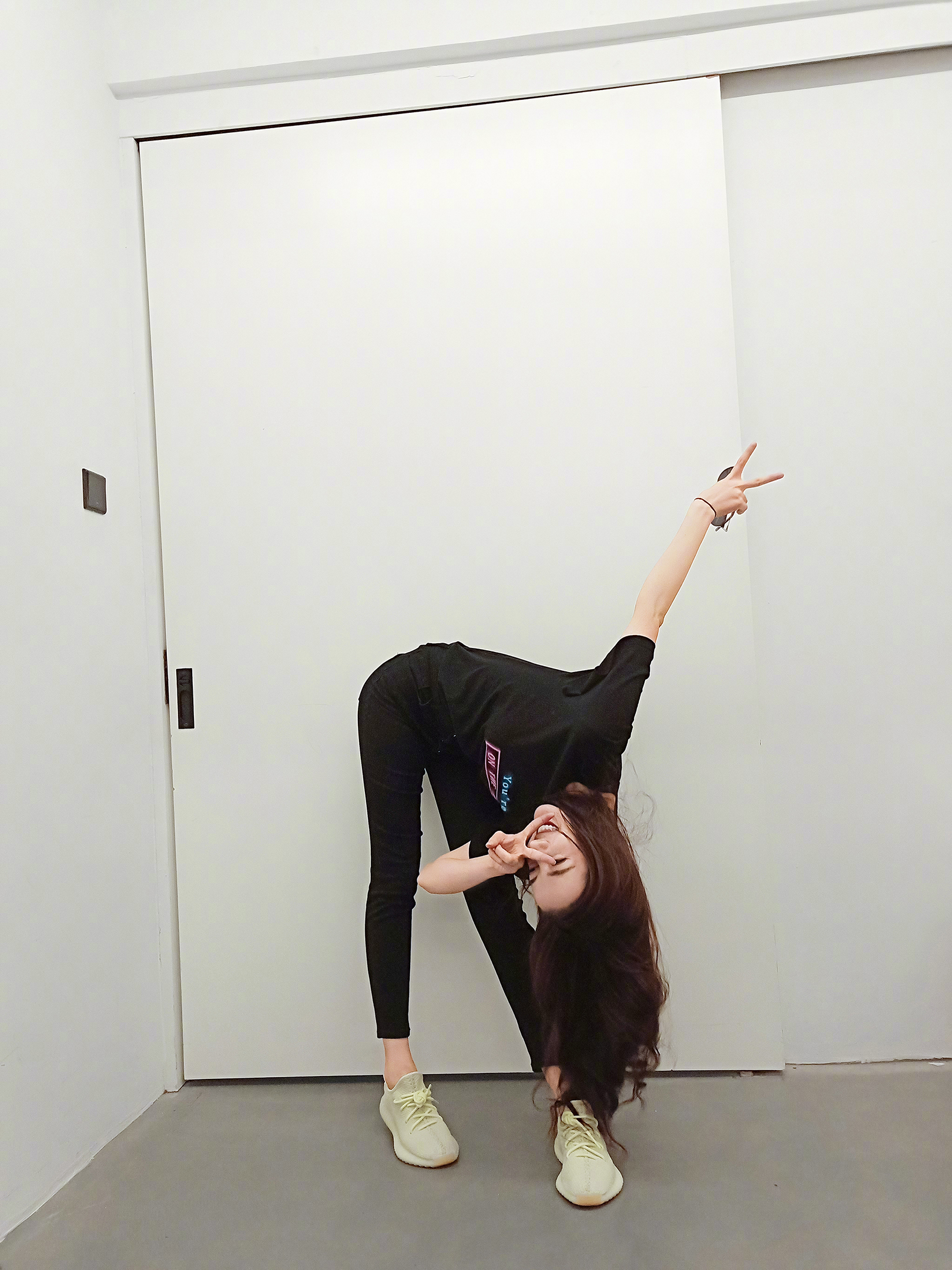 3,迪丽热巴下腰比剪刀手,这样的姿势身体柔软度不是非常好的人肯定