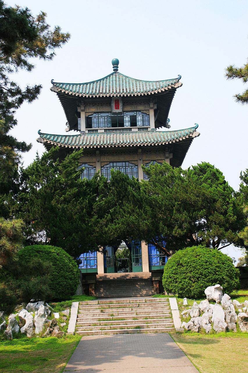 他是楚国诗官,笔触清新流畅,作品《神女赋》和《木兰诗》不仅赞颂女性