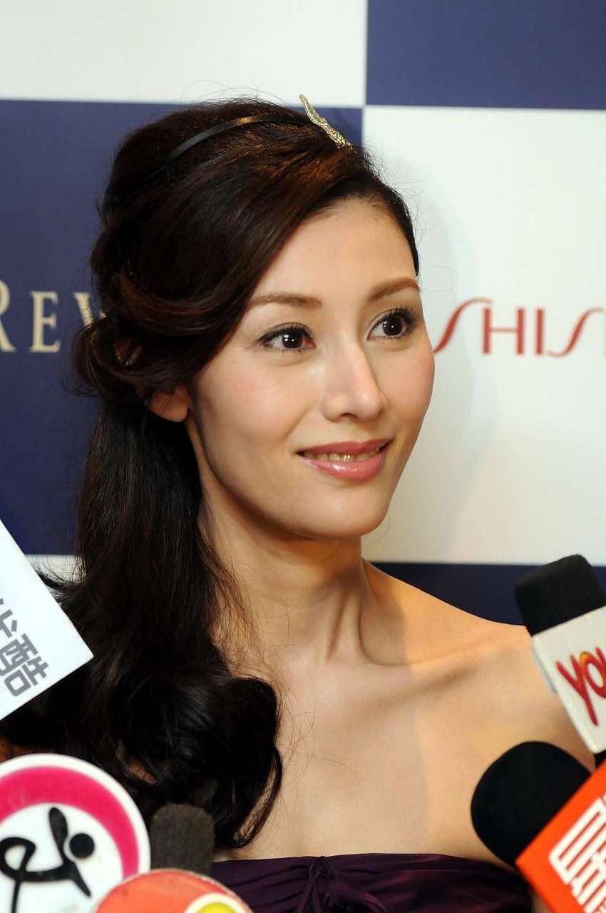 李嘉欣,这位气质高雅的大美人,在本月20日迎来了53岁的生日,而庆祝