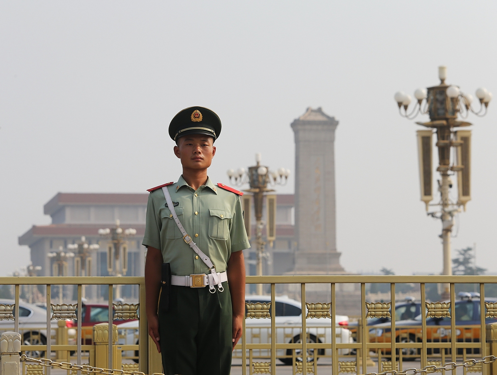 女子挑衅站岗哨兵,引发社会对军人权益保护的关注