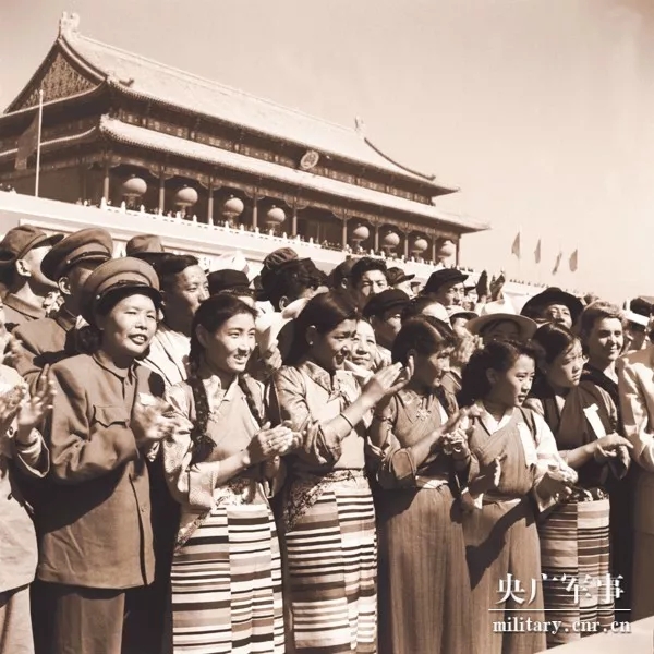 阅兵·档案|1953年国庆阅兵:"喀秋莎"火箭炮闪亮登场