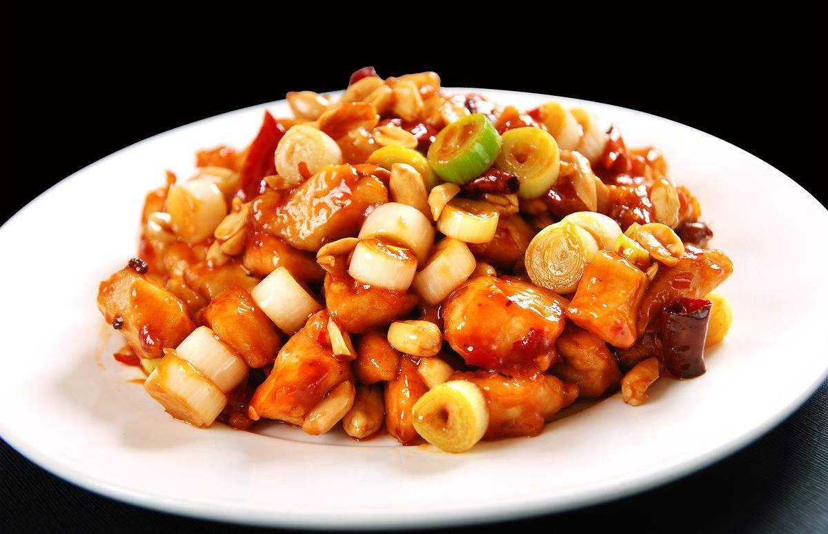 宫保鸡丁,满盘的红辣椒,色泽鲜艳诱人,看着就流口水!