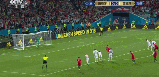 罚点球,德赫亚上前试图干扰c罗,但后者还是稳稳将球罚进,1-0,葡萄牙