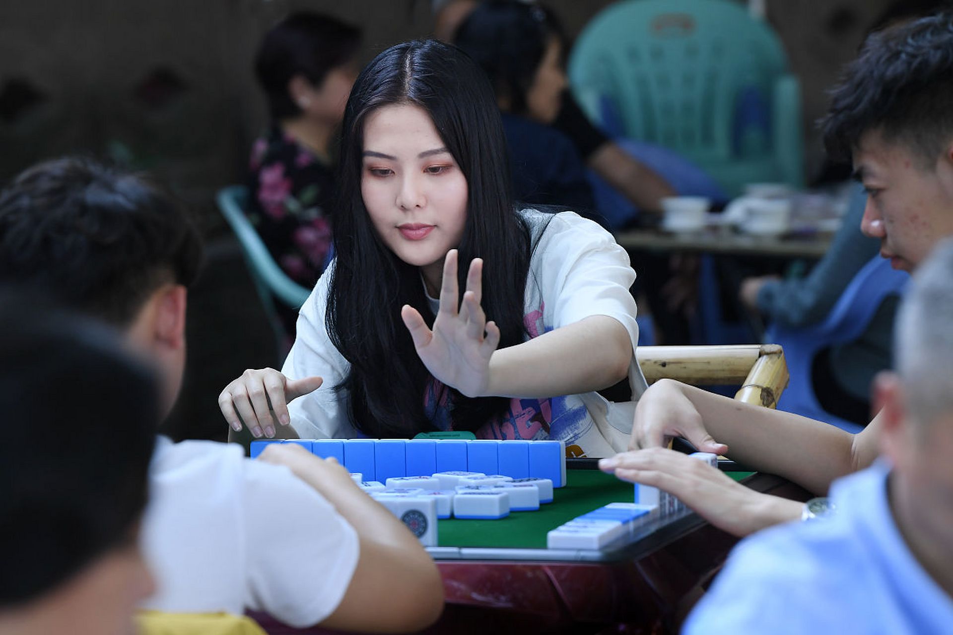 成都人喜欢打麻将,这在很大程度上源于四川地区的文化传统.