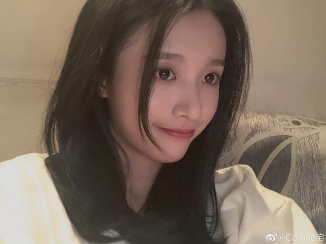 绝地求生:解说宅宅开播 王欣送礼被黑粉围攻 宅宅深夜下了17房管