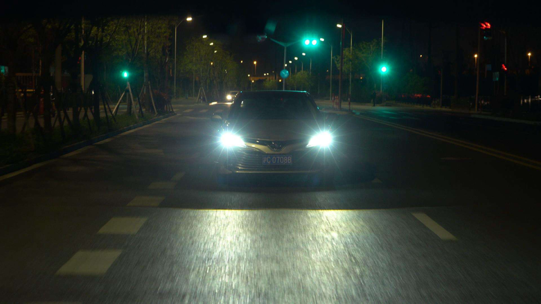 开车碰到对面开远光灯怎么办?老车主教你一招