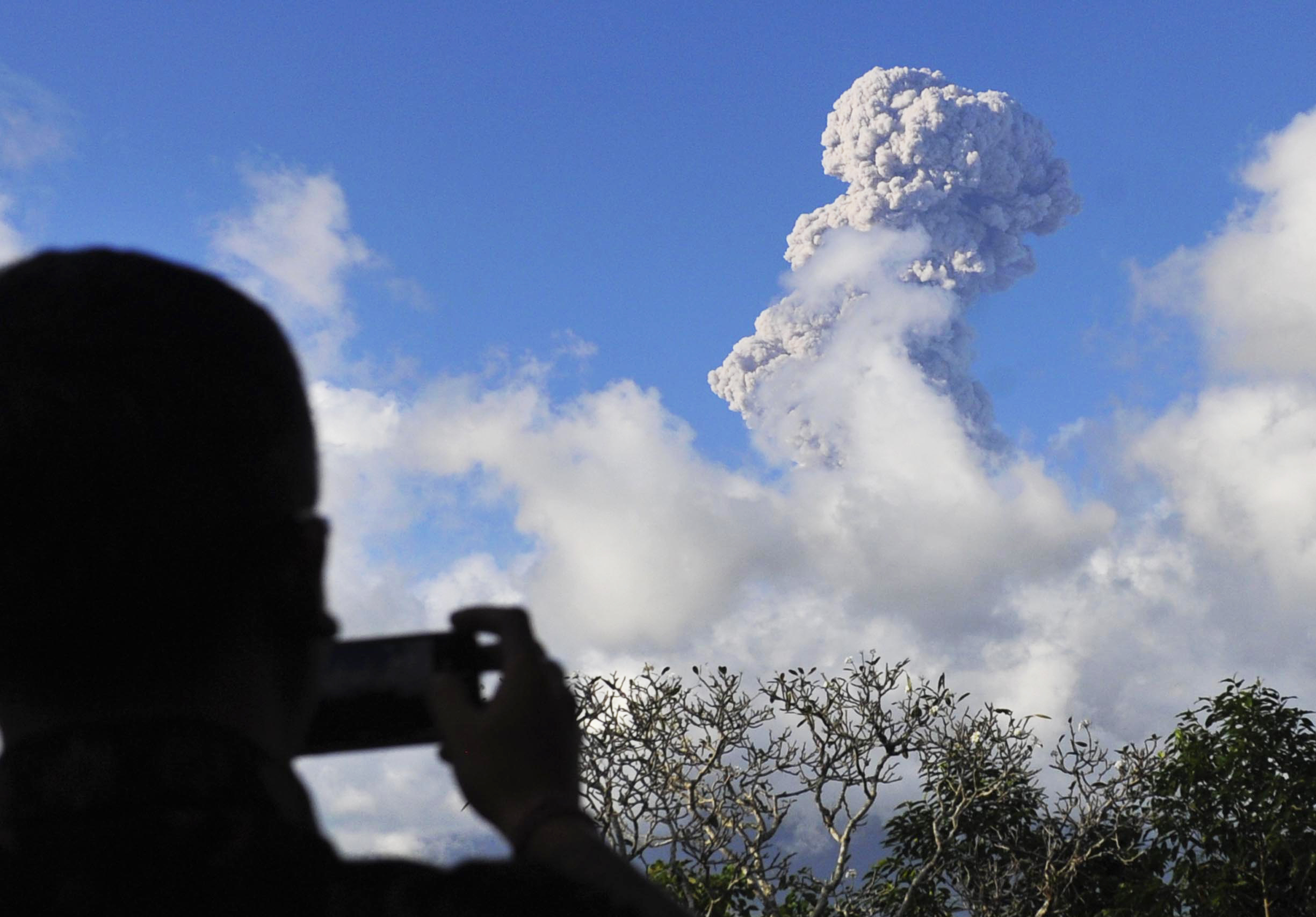 印尼阿贡火山持续喷发(2)