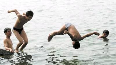 5个男孩游泳溺水,大人们抽干河水后,露出了"水鬼"的身形