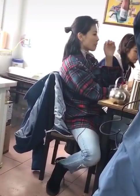 偶遇刘涛在小饭馆吃饭,她的坐姿亮了,网友:女神形象呢?