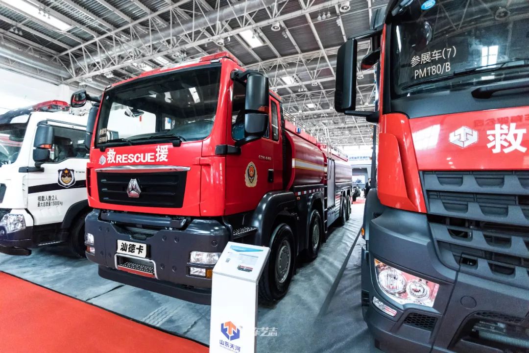 这款车很容易被认成油罐车 实际上这是一款供液消防车