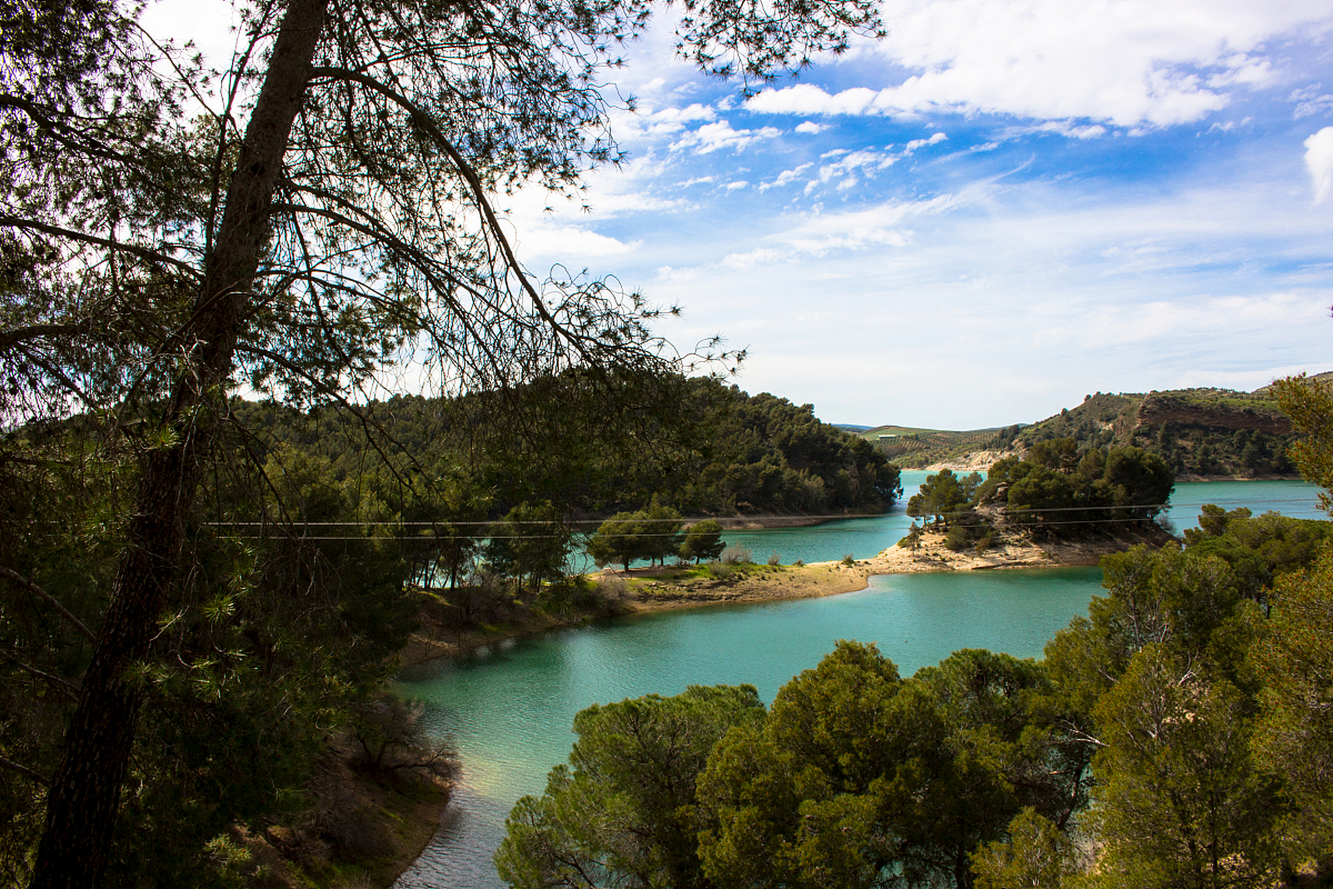广东湛江湖光岩国家地质公园位于湛江市西南20公里,湖光镇北西4公里