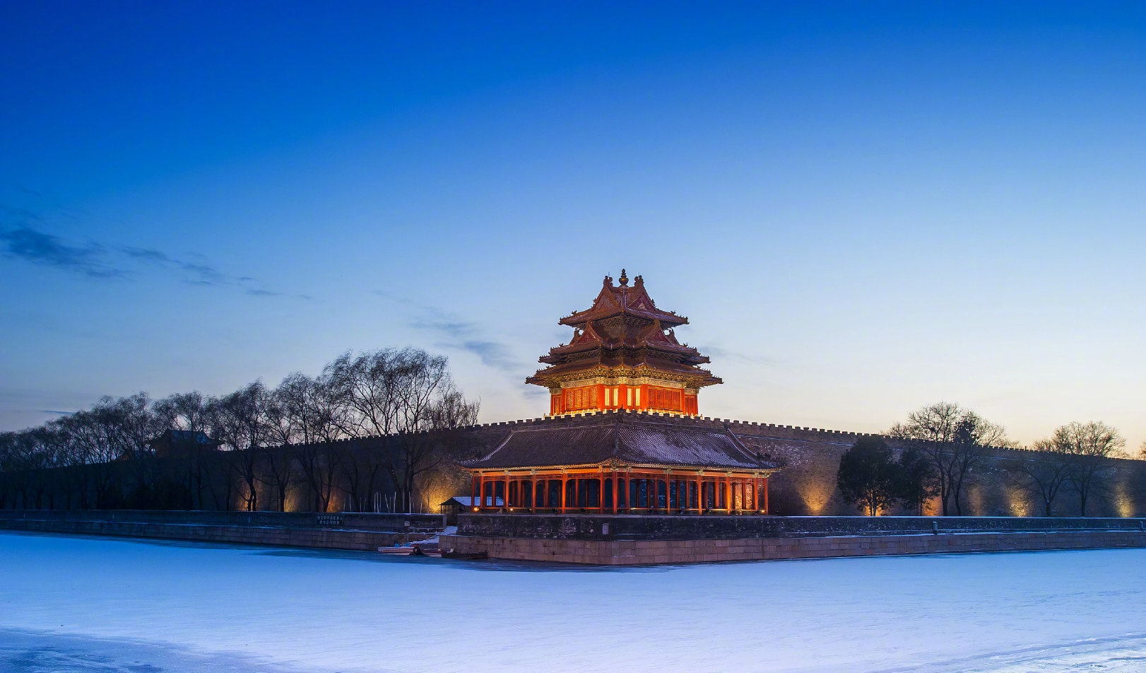 北京紫禁城举办元宵节灯会:持续两天,现代化灯火辉煌笼罩紫禁城