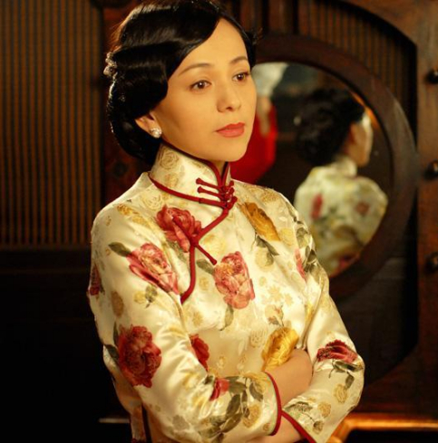 大家记得雪姨喊"傅文佩开门",谁又记得她将旗袍穿的风华绝代!