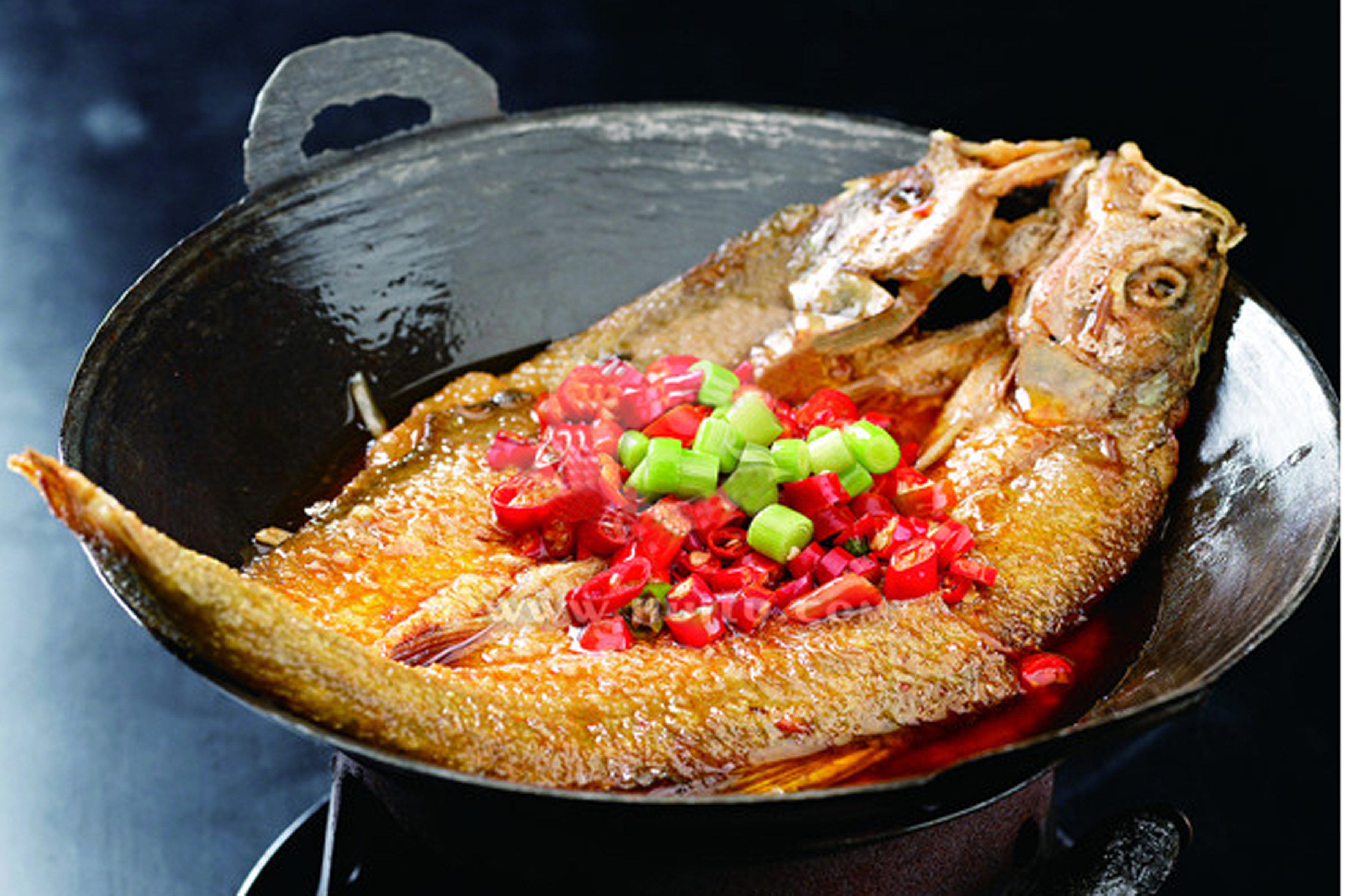 干锅翘鱼  主料:翘鱼一条; 辅料:红椒1个;调料:食盐8克,姜3片,蒜8瓣,