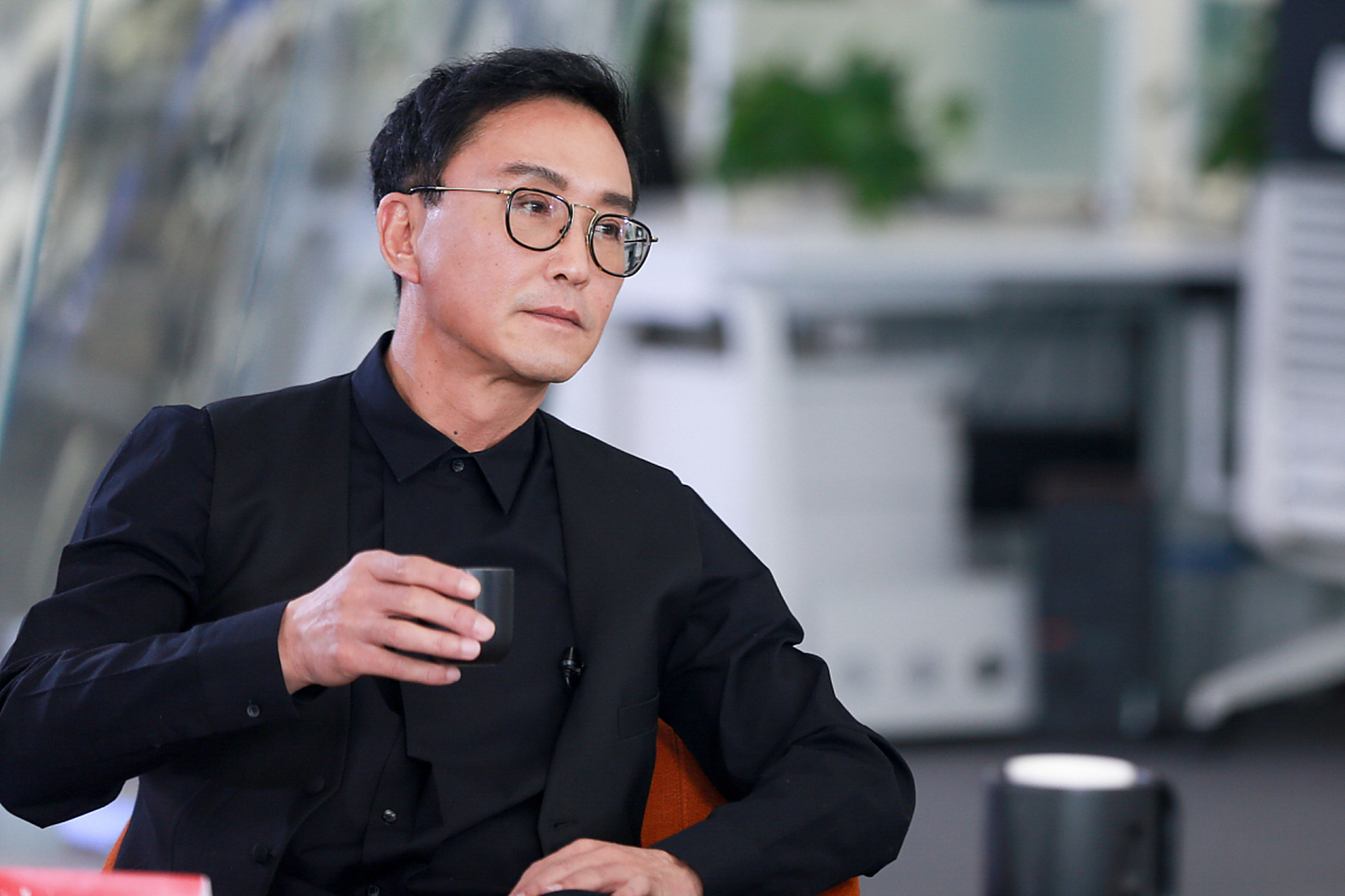 吴刚被胖胖偶遇,身着黄色上衣,黑色短裤,和两个助理走出饭店后上车.车