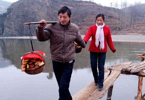 农村过年,走亲戚不热闹了,老农:穷的怕被看不起,富的怕遭嫉妒