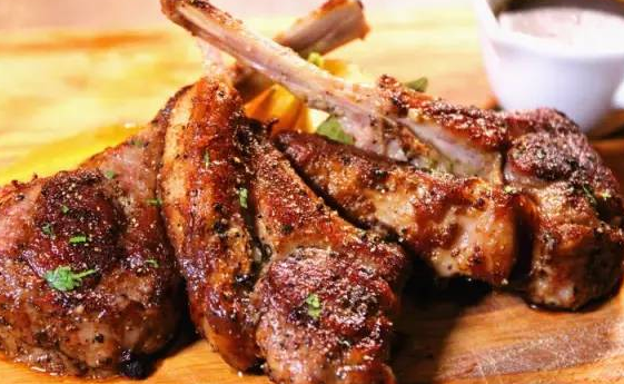 香煎小羊排,一道美味的传统菜肴,和你的朋友去尝尝吧