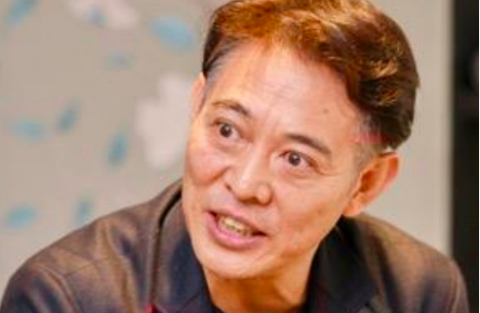 55岁李连杰近照头发乌黑像小伙 网友:时光倒流?
