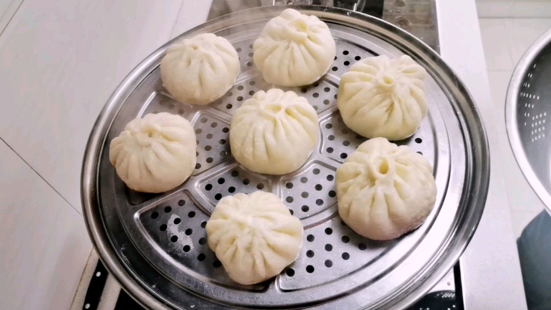 大清早起来做包子吃,太好吃了,老婆说我可以去开包子店了