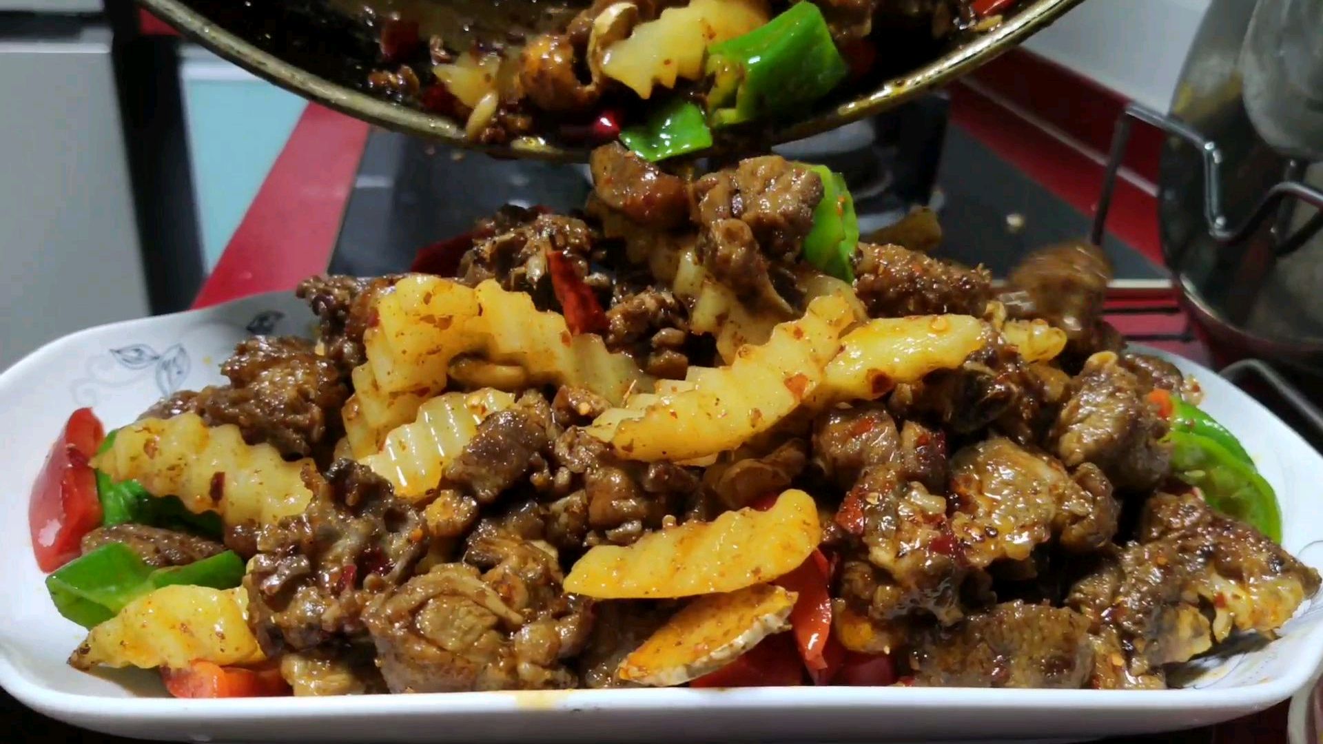 吃不起猪肉,买了半只白条鸭做成干锅鸭,撒上孜然,太好吃了